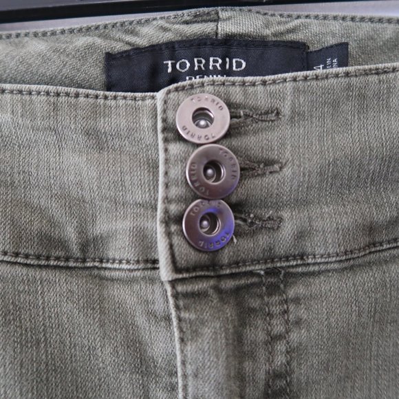 SOLD | Torrid Jegging Bermuda Shorts Olive Wash - Picture 8 of 10